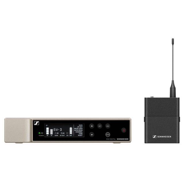 sistema de micrófono inalámbrico sennheiser 508740 receptor compacto frontal con pantalla LCD y botones de control junto a transmisor de petaca negro con antena; muestra transmisión UHF digital en la pantalla, pensado para audio en vivo y presentaciones, y suele usarse también para monitoreo móvil.