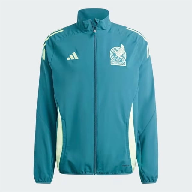 chamarra presentación adidas de la selección de mexico para hombre verde con cierre frontal, vista frontal centrada; chaqueta deportiva de corte recto y cuello alto, rayas adidas en hombros y bolsillos laterales en tono contrastante, escudo y logo bordados en el pecho, tejido de apariencia ligera, ideal también para uso casual o viajes deportivos.