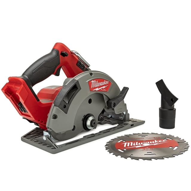 sierra circular Milwaukee M18 FUEL 18V 7-1/4" con luz LED en vista 3/4, herramienta roja y gris con empuñadura negra texturizada, carcasa y protector de magnesio, gancho de viga integrado, adaptador de aspiradora y hoja recambiable; adecuada para cortes rápidos en obra.