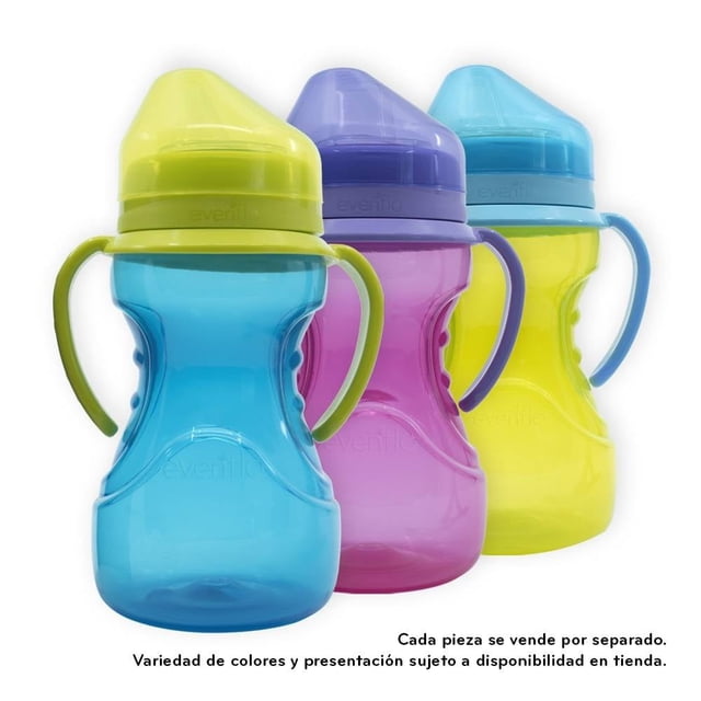 taza entrenadora evenflo básica boquilla suave 10 oz 300 ml varios colores 1 pieza Tres tazas entrenadoras Evenflo en azul, morado y amarillo en vista frontal; cada una con cuerpo ergonómico y asas laterales, boquilla de silicón suave con protector transparente y capacidad de 10 oz (300 ml). Diseño para facilitar la transición del biberón al vaso entrenador y adecuado para manos pequeñas; también es útil para llevar líquidos infantiles en salidas cortas.