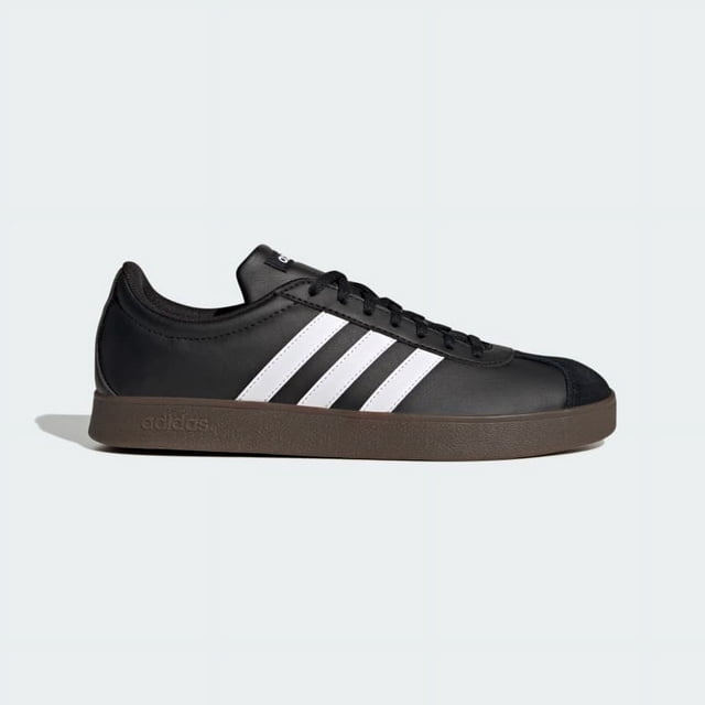 tenis adidas id3712 para hombre color negro vista lateral izquierda, zapatilla baja con empeine liso negro y tres franjas blancas, puntera reforzada negra, cordones negros y suela baja marrón con logo adidas en el lateral; fondo neutro, apta para uso casual y deportivo.