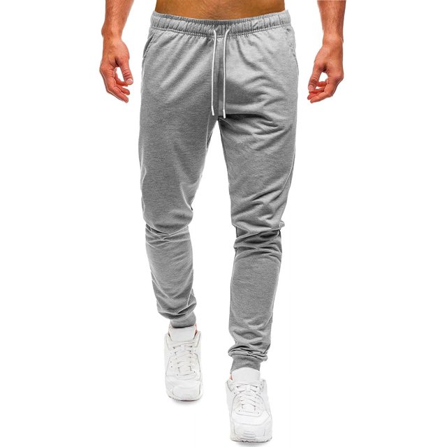 pants jogger para hombre shendy vendy deportivo slim fit Gris Jaspe, vista frontal centrada de jogger slim fit con cintura elástica acanalada y cordón funcional con puntas plateadas, puños inferiores ajustados, bolsillos laterales y tela ligera de elasticidad en 4 direcciones; modelo con tenis blancos sobre fondo neutro. También suele usarse como pantalón casual para entrenamiento ligero o descanso.