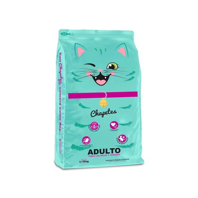alimento para gato chapetes adulto todas las razas y tamaños 15kg bolsa frontal verde turquesa con dibujo de cara de gato guiñando un ojo, collar rosa con campana, logotipo Chapetes y la palabra "ADULTO" en la parte inferior; pictogramas circulares impresos en la bolsa, vista centrada sobre fondo blanco.