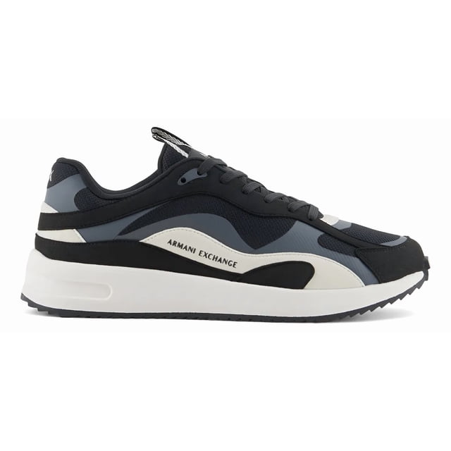 tenis armani exchange de gombre casuales y modernos negro, vista lateral derecha centrada del Tenis Armani Exchange Versail Acado Premium con silueta deportiva baja, paneles de malla y sintético, suela blanca antideslizante y entresuela elevada, detalles de marca «Armani Exchange» en la tira lateral y lengüeta, diseño urbano y contemporáneo, tenis deportivos ideales para uso diario y adecuados para viajes urbanos cortos.
