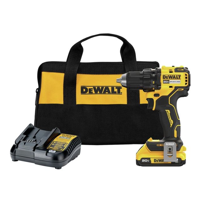 taladro inalámbrico dewalt dcd793d1r 20v brushless 1/2 pulg. Reacondicionado Grado A: vista 3/4 del taladro DEWALT amarillo y negro con mandril de trinquete de 1/2 pulg., batería 20V instalada, luz LED integrada, cargador y bolsa de transporte negra con franja amarilla y logo DEWALT sobre fondo blanco; a menudo usado también para mantenimiento doméstico por su tamaño compacto.