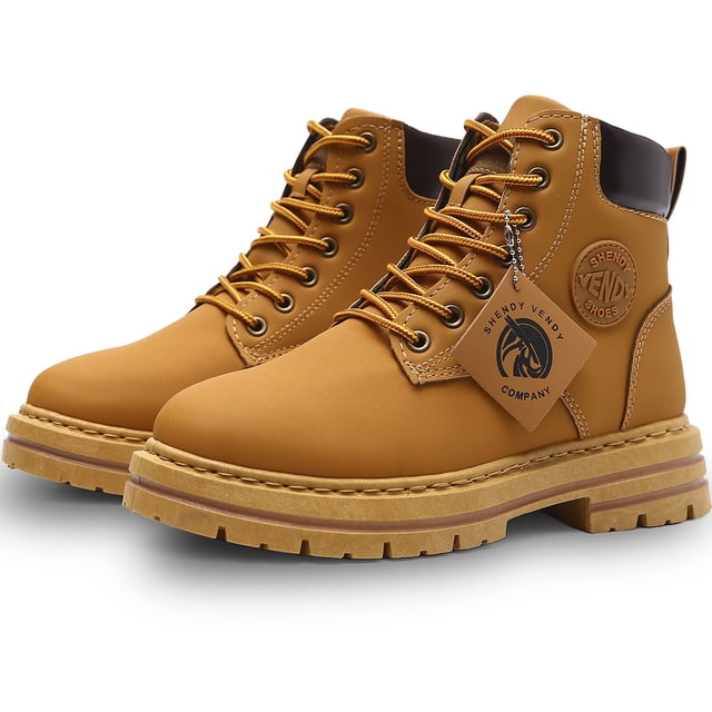 botas para hombre shendy vendy estilo urbano plataforma antideslizante helsinki, par camel en vista 3/4 frontal con cordones y etiqueta Shendy Vendy, suela de plataforma gruesa con dibujo de tracción antideslizante visible, puntera lisa, cuello acolchado oscuro y ojales metálicos; su diseño liviano es visible. A menudo se usan también como calzado casual para viajar o caminar.