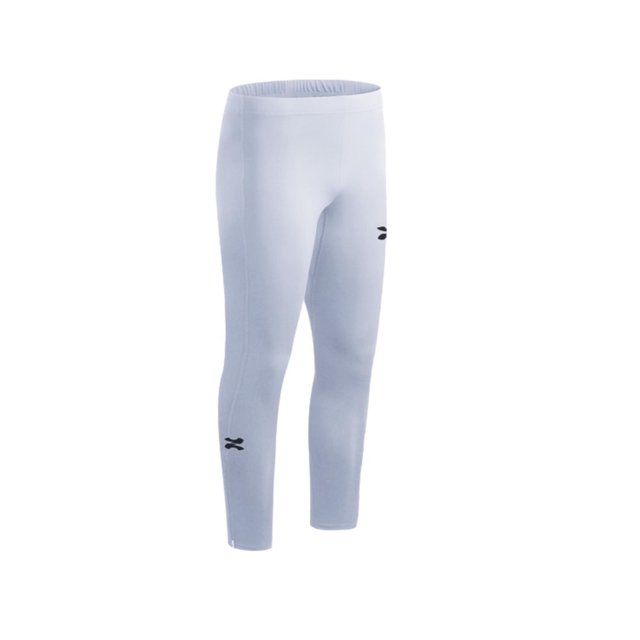 zapari licra deportiva larga interior, mallas deportivas para niños. leggins de compresión y secado blanco g — Leggins deportivos blancos para niño, vista frontal 3/4 con pretina elástica; ajuste de compresión y costuras laterales visibles en tela de secado rápido; distintivo negro en pierna. Adecuados para entrenamiento y como capa interior en deportes.