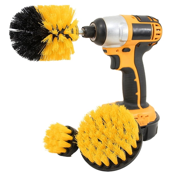 kit de 3 cepillos para taladro para limpiar ruedas y baños | eje de 1/4" de cambio rápido | cerdas de nailon antirayaduras para bañeras, azulejos y juntas. Primer plano con un taladro inalámbrico a la derecha y un cepillo esférico bicolor amarillo y negro montado en el eje; en primer plano hay un cepillo circular plano de cerdas amarillas y un cepillo cónico pequeño sobre base negra. Cerdas de nailon visibles y eje hexagonal de 1/4" para acople rápido; a menudo se usa también para limpieza puntual en rines y zonas difíciles de acceso.