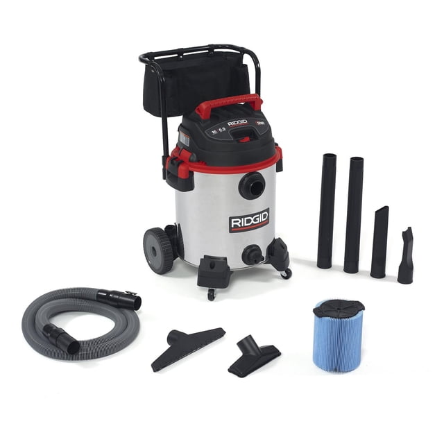 aspiradora en húmedo/seco ridgid 1610rv rojo acero inoxidable 16 galones Aspiradora RIDGID 16 galones, vista frontal centrada del tanque cilíndrico de acero inoxidable con tapa superior negra y acentos rojos y logo RIDGID; carrito con asa de empuje y ruedas grandes, manguera flexible de 1-7/8" x 10', tubos de extensión y boquillas planas y para hendidura colocadas alrededor y filtro cartucho azul visible. Ideal para contratista e industrial, muestra puerto de succión frontal y soportes para accesorios.