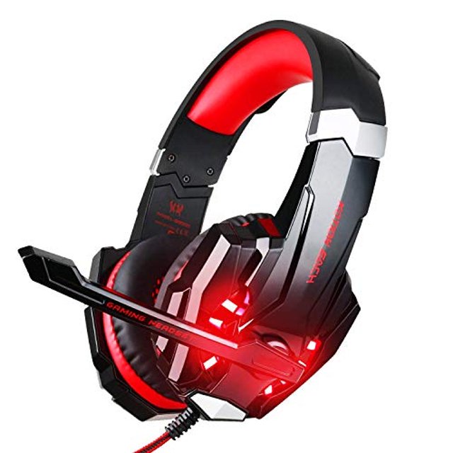 bluefire stereo gaming headset para ps4, ps5, pc, xbox one, cancelación de ruido sobre auriculares sobre la oreja con micrófono, luz led, sonido envolvente de graves, orejeras de memoria blanda para c Auriculares negros con detalles rojos en vista 3/4, diadema acolchada roja, copas circumaurales con almohadillas de memoria, micrófono boom ajustable a la izquierda y luces LED rojas encendidas; cable trenzado con conector 3.5 mm y USB para iluminación. Suele usarse para chat de voz y streaming en consolas y PC.
