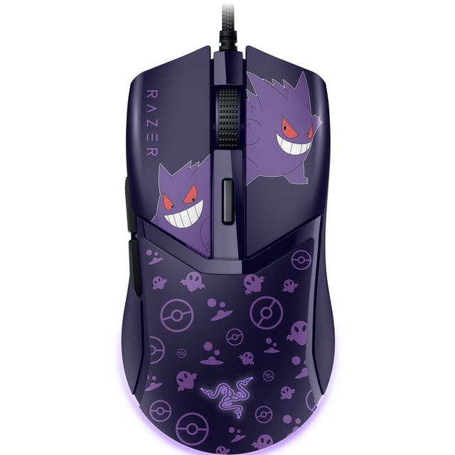ratón para juegos razer cobra con cable, 58 g, 8500 dpi, rgb pokemon Vista cenital frontal del ratón Razer Cobra en morado con ilustración de Gengar y patrón de pokébolas en la carcasa, rueda de desplazamiento texturizada, botón DPI central, dos botones laterales y base con iluminación Chroma RGB; cable Speedflex visible; especificaciones indican interruptores ópticos Gen‑3 y patas 100% PTFE; a menudo se usa en sets de juego portátiles por su bajo peso.