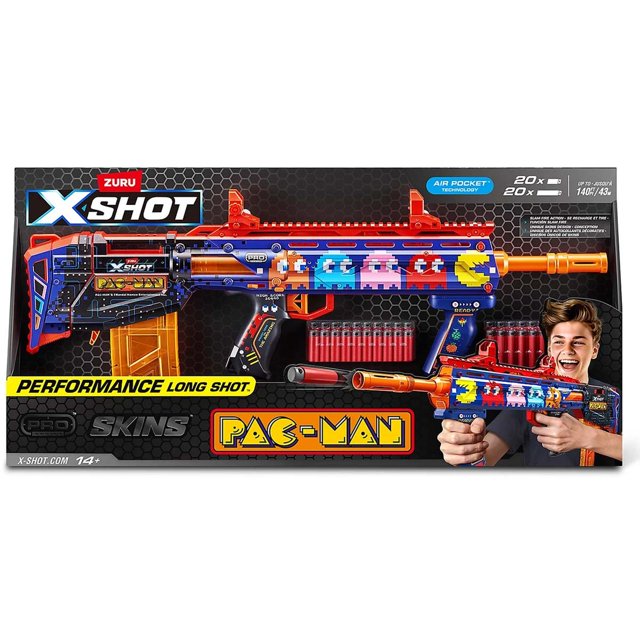zuru x-shot pistola de juguete skins pro longshot pac-man 40 dardos multicolor, vista frontal centrada de la lanzadora larga con ilustraciones de Pac-Man en el cuerpo; caja visible con dos cargadores de liberación rápida rojos y 40 dardos Air Pocket, mango y cañón en naranja y azul sobre fondo negro. Diseño para juego al aire libre, compatible con dardos largos y cortos según especificaciones y con modo Slam Fire para disparo rápido; también suele usarse para prácticas de puntería recreativa.
