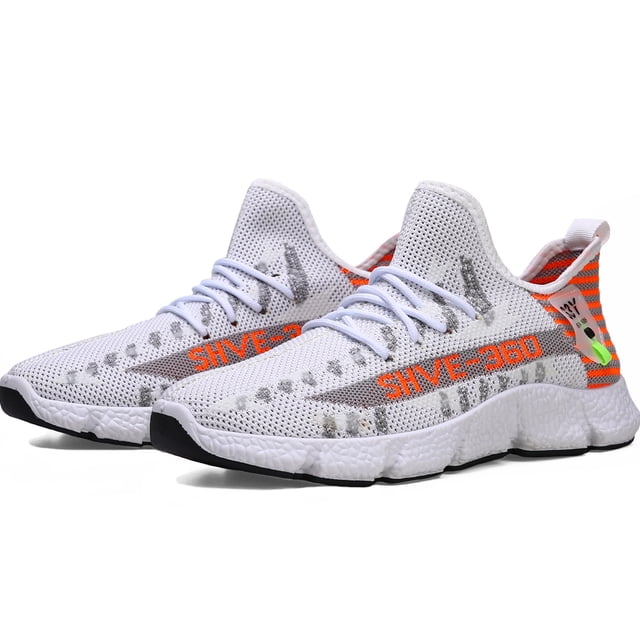 tenis hombre, zapatos hombre deportivos, zapatos de malla transpirable para hombre, zapatillas de deporte casuales de moda para entrenamiento caminar correr gimnasio Par de tenis Shendy Vendy color anaranjado y blanco, vista 3/4 frontal; tejido de malla transpirable en el empeine, cordones blancos y collar elástico de corte bajo; suela blanca texturizada con borde de goma negra en la puntera y rayas anaranjadas en el talón; adecuado para caminar, correr y entrenamiento ligero.