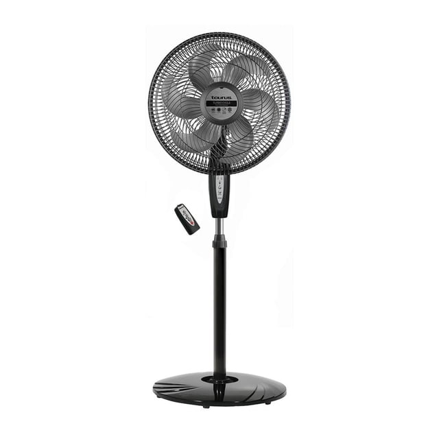 ventilador de pedestal taurus turbo cycle 18 pulgadas gris Ventilador de pedestal Taurus Turbo Cycle 18" color gris con base circular y mástil regulable, rejilla metálica frontal y 5 aspas visibles; panel de control en la columna y control remoto incluido; 3 velocidades y 90 W. También suele usarse como ventilador auxiliar portátil para refrescar espacios pequeños.
