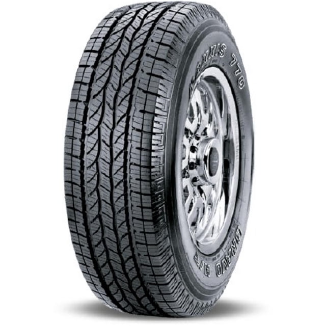 llanta 255/65r17 110h maxxis bravo ht-770 neumático negro para camionetas y SUVs, vista frontal inclinada que muestra la banda de rodadura con diseño sipe ripple, ranuras circunferenciales dobles y bloques de la banda que reducen ruido y mejoran tracción en suelos mojados; a menudo usado para remolque ligero en carretera.
