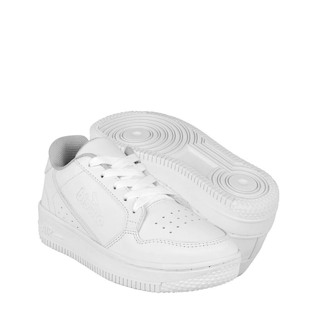 tenis niños blasito 440 piel blanco blasito 440 Vista 3/4 frontal de tenis blancos para niño con corte en piel lisa, puntera perforada, cordones planos blancos y logotipo Blasito en el costado; una zapatilla apoyada mostrando suela de goma con dibujo circular antideslizante sobre fondo blanco; suelen usarse también como calzado casual urbano y escolar.