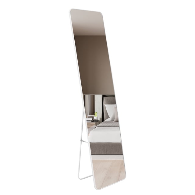 espejo cuerpo completo onof marco grande moderno rectangular Blanco 146.5 x 36 cm, vista 3/4 con soporte abisagrado; marco de PVC blanco y vidrio de alta nitidez que refleja una recámara, ideal para vestidores, pasillos o boutiques.