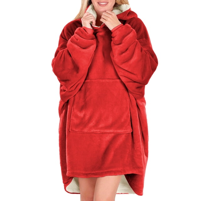 sudadera tipo hoodie cobija unisex hoodie shendy vendy con capucha afelpada suave rojo Hoodie cobija rojo oversized con capucha forrada color crema, gran bolsillo tipo canguro, mangas largas y dobladillo amplio; tela afelpada y ligera visible, modelo de pie sobre fondo blanco; adecuada para uso casual y temporada de frío, a veces usada como bata cómoda.