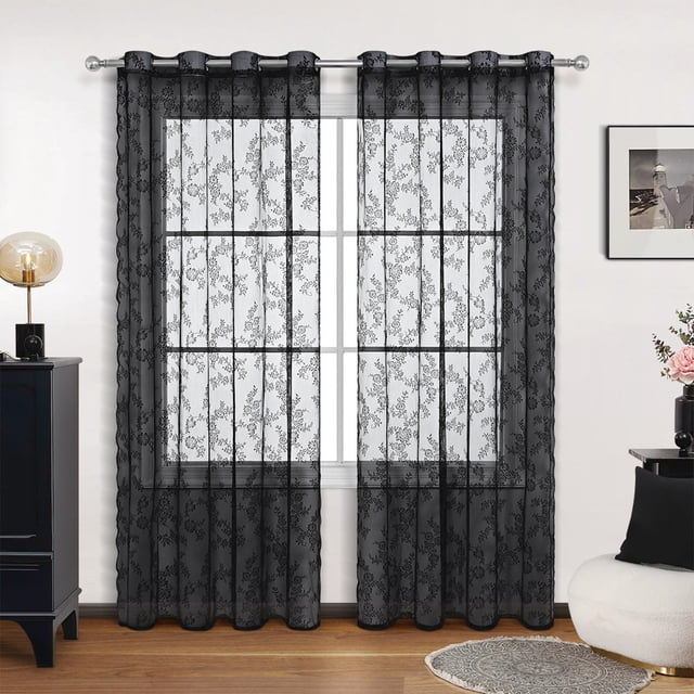 cortinas semitransparentes para dormitorio y sala de estar | cortinas con ojales | panel de poliéster que filtra la luz | 99 x 198 cm | cortinas blancas transparentes Vista frontal de dos paneles con ojales del panel HIGERH en color negro, tejido semitransparente de poliéster con patrón floral que filtra la luz y caída hasta el piso frente a una ventana con marco blanco en sala con piso de madera; frecuentemente usadas también para dividir visualmente ambientes pequeños.