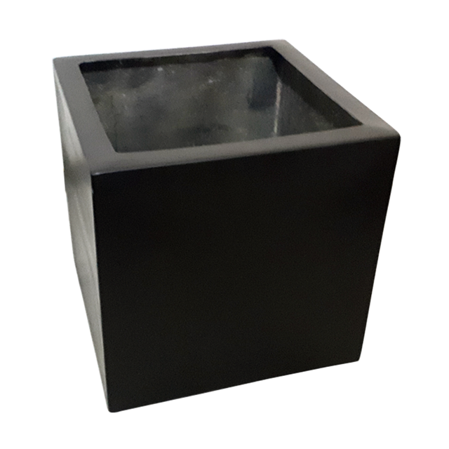 maceta de fibra de vidrio fibraformas mod. cubo 20cm chocolate maceta cúbica 20 cm (alto x ancho x largo) color chocolate con acabado liso, vista 3/4 frontal que muestra el interior abierto; apta para interiores y exteriores; sin orificios de desagüe según especificaciones; también adecuada para decorar mesas y balcones.