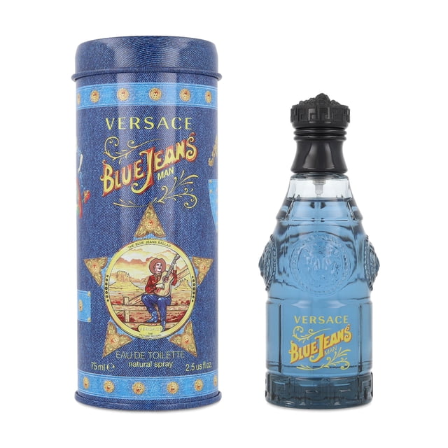 blue jeans 75 ml edt spray Frasco azul de vidrio alto con tapón negro y etiqueta dorada 'Blue Jeans' junto a estuche cilíndrico con diseño tipo mezclilla y logo Versace, vista frontal sobre fondo blanco; fragancia aromática fougère para hombre, a menudo usada como colonia de diario y adecuada para llevar en viajes cortos.