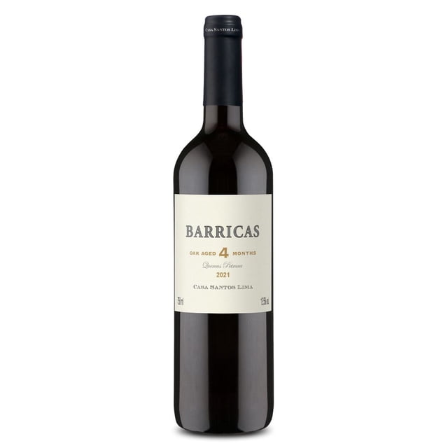 vino tinto portugués barricas quercus petraea i.g. lisboa wine.mx Botella centrada, vista frontal con etiqueta clara “BARRICAS” y texto “4 months”; silueta alta y cápsula negra. Según ficha, crianza 4 meses en barrica de roble francés; color rubí intenso visible en el vidrio, aromas a frutas rojas maduras y especias, cuerpo medio y taninos finos. Fondo blanco neutro, apta para catálogo y como regalo de Navidad.