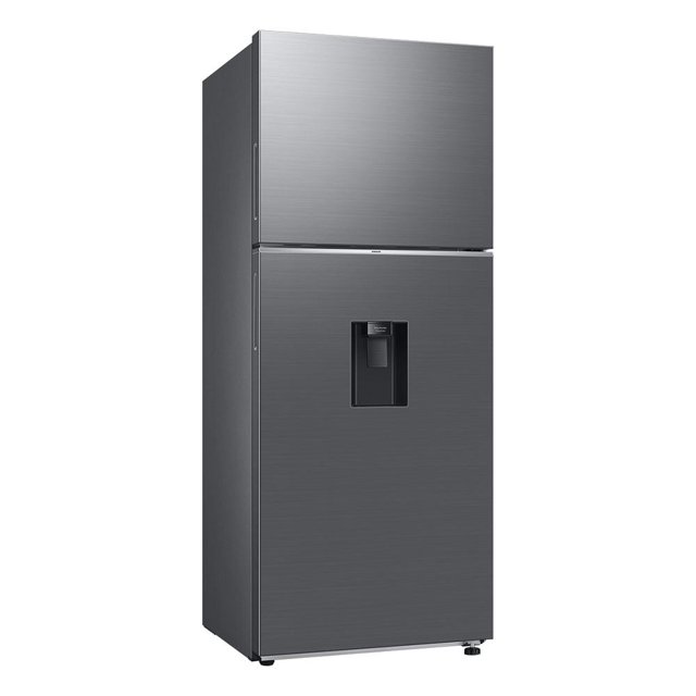 refrigerador 15 pies samsung top mount acero, vista frontal 3/4 con congelador superior y dispensador de agua empotrado en la puerta inferior; acabado acero cepillado, tiradores ocultos y líneas rectas; compatible con Wi‑Fi para control SmartThings, motor Digital Inverter y cajón Optimal Fresh que prolonga la frescura; también suele usarse para enfriar rápidamente bebidas en reuniones domésticas.
