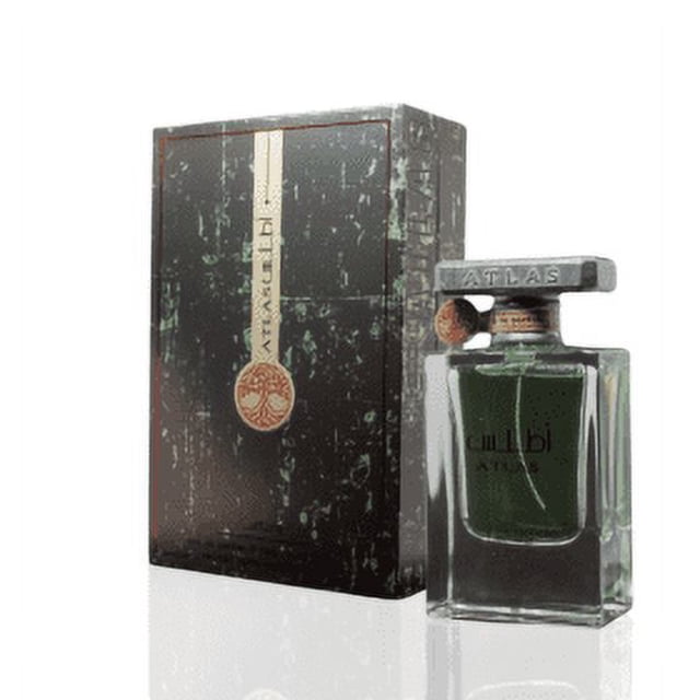 perfume lattafa atlas eau de parfum 55 ml unisex Café, vista frontal 3/4 con caja y frasco; frasco rectangular de vidrio con líquido verde oscuro, tapa plateada ancha grabada 'ATLAS' y sello colgante, caja café marmoleada con banda dorada. Suele usarse como regalo de viaje.