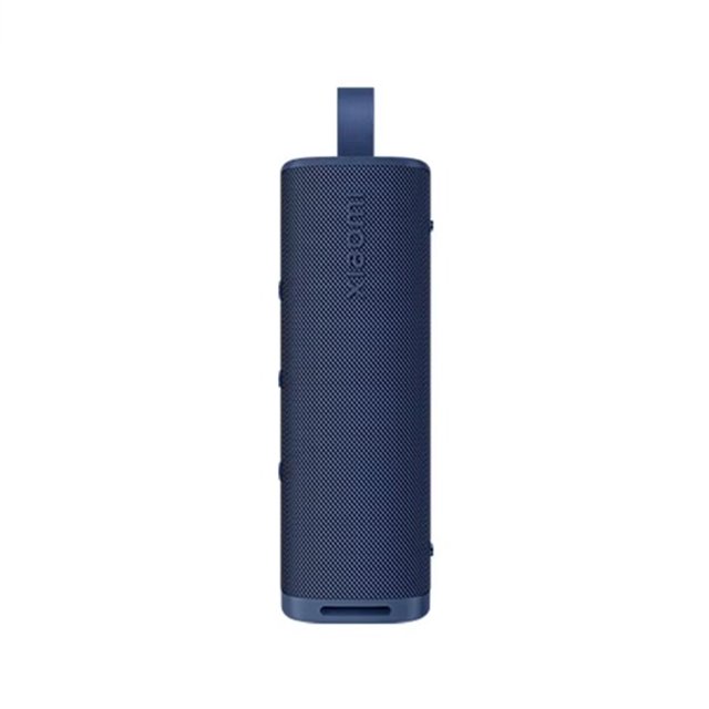 altavoz bluetooth xiaomi xiaomi sound outdoor bluetooth 5.4 12h de duración de batería tws estéreo combo Altavoz portátil Xiaomi Sound Outdoor azul, vista frontal vertical con asa superior; cuerpo cilíndrico de malla texturizada, botones laterales visibles, resistente al agua IP67, Bluetooth 5.4 y hasta 12 horas de reproducción, a menudo usado como altavoz de viaje compacto y emparejable en modo TWS para sonido estéreo.
