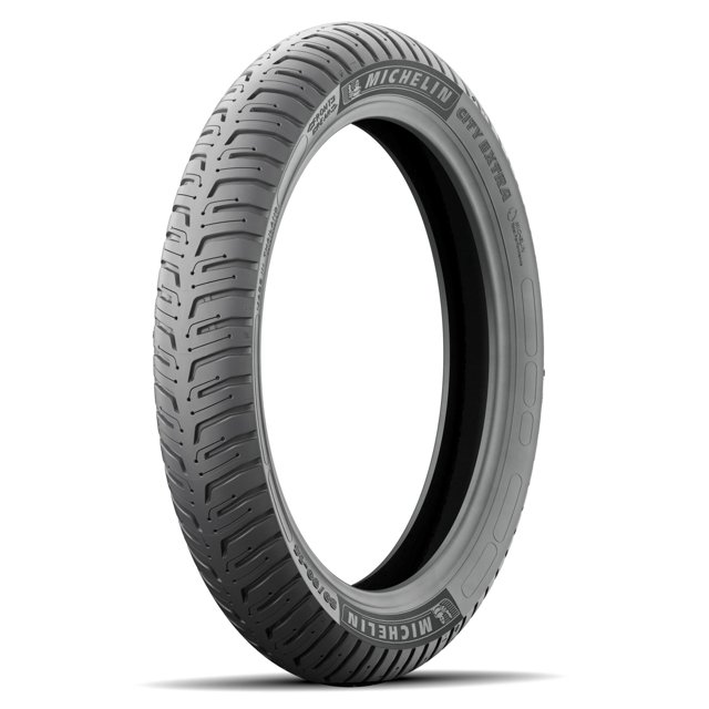 llanta para moto 2.75-18 michelin city extra 48s uso sin camara neumático negro vista 3/4 frontal mostrando la banda de rodamiento con surcos en V y ranuras longitudinales, pared lateral con marca MICHELIN y modelo City Extra impresos; diseño resistente con tracción en lodo y arena y agarre en mojado; ideal para reemplazo en motos urbanas y utilitarias. Tamaño 2.75-18.