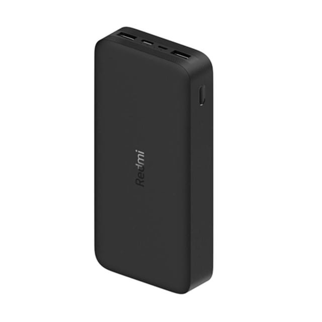 power bank xiaomi mi power bank carga rápida 20000mah negro, vista 3/4 vertical con logo Redmi, puertos duales USB-A y entrada USB-C/Micro-USB en el borde superior, textura mate y botón lateral; carga rápida bidireccional 18W, portátil ideal para viajar o mantener dispositivos cargados durante jornadas largas.