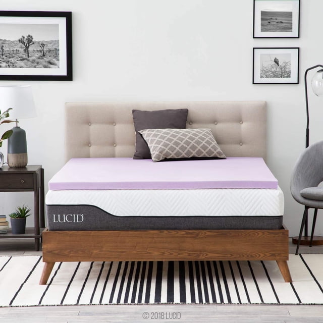 cubrecolchón de espuma viscoelástica lucid de 5 cm con infusión completa de lavanda — Vista frontal de cubrecolchón lila de 5 cm sobre colchón gris con base de madera; perfil plano y superficie lisa de espuma ventilada que mejora la transpirabilidad; infusión de lavanda en la espuma; ideal para añadir una capa extra de confort en camas de invitados.