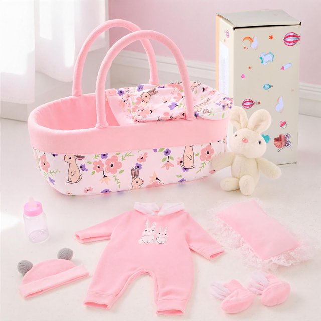 set de ropa para muñecas reborn babeside para 43 a 56 cm con capazo Rosa juego de 8 piezas para muñeca Reborn en vista frontal: capazo acolchado rosa con asas dobles y forro estampado de conejitos y flores; pelele rosa de manga larga con cuello blanco y estampado de conejos; gorro rosa con orejas grises, zapatitos rosa, toalla rosa con encaje, biberón translúcido y peluche conejo crema. Diseñado para muñecas de 43–56 cm, adecuado como set de accesorios para juego y cuidado.