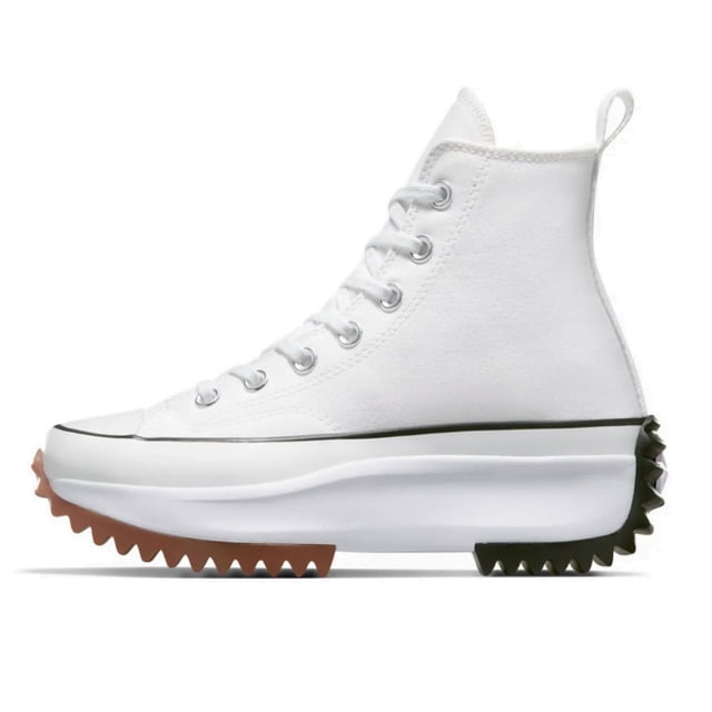 tenis converse run star hike hi original 166799c blanco: bota de lona blanca vista lateral derecha con parche de estrella en el tobillo, cordones y ojales metálicos, lengüeta reforzada con costura y tirador en talón; plantilla OrthoLite según especificaciones; suela plataforma con relieve dentado y bloques de color marrón en la punta y negro en el talón, cinta foxing alrededor de la base. Adecuado como zapatilla de estilo senderismo urbano.