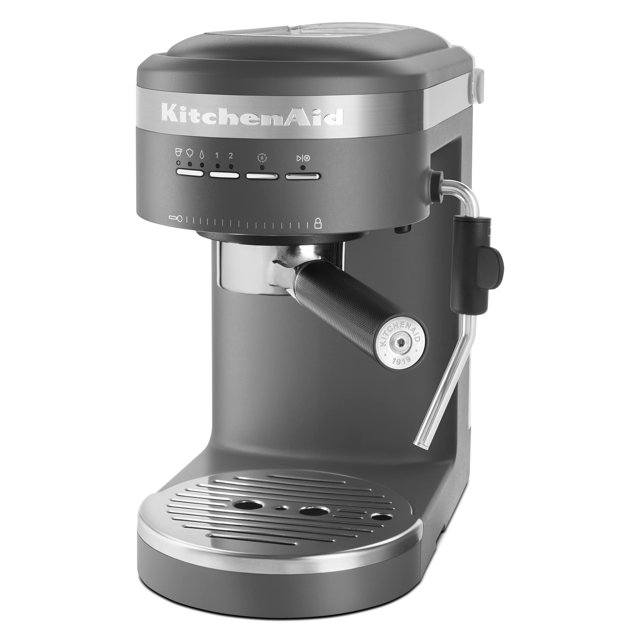 máquina de café espresso kitchenaid kes6403 semiautomática 1.4l, vista frontal 3/4; carcasa gris carbón mate con logo KitchenAid, portafiltro de grado comercial con mango horizontal, varita de vapor lateral de acero inoxidable, bandeja gotero perforada y controles táctiles en la parte superior; bomba 15 bar y diseño compacto, ideal para prácticas de barista en casa.