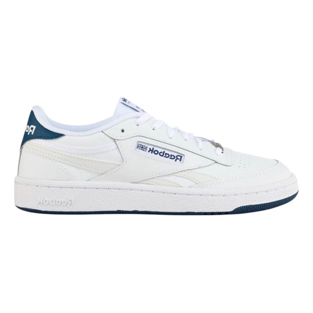 tenis reebok unisex blanco club c revenge 225 100211103 cafe 23.5 zapatilla baja blanca con detalles café y acento azul, vista lateral derecha centrada que muestra su silueta clásica, ojales con cordones blancos, suela de goma texturizada y logo Reebok en el costado; adecuada como tenis deportivos casuales.