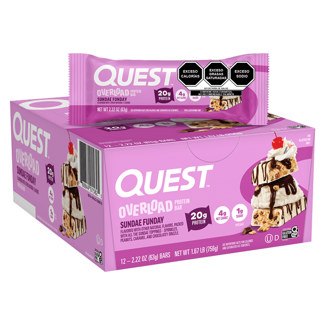 quest barra overload sabor sundae funday – caja con 12 Caja con 12 barras Quest Overload Sundae Funday, vista 3/4 frontal con una barra individual sobre la caja. Empaque rosa con logotipo QUEST y leyendas 20g proteína, 1g azúcar y 4g carbohidratos netos; ilustración de sundae con toffee, chispas achocolatadas, cacahuates y cobertura de chocolate blanco con drizzle de chocolate con leche. Fondo neutro; adecuada como snack para llevar o post-entrenamiento.