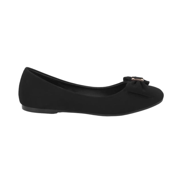 flats mujer uh lulu by eh! casual balerina negro 25 negro, vista lateral de balerina para dama con silueta baja y punta redondeada en material coagulado negro mate, moño decorativo frontal con detalle metálico brillante y suela plana delgada; fondo blanco. También suele usarse como calzado cómodo para estar en casa.