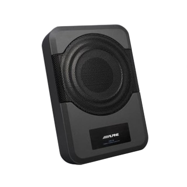 subwoofer amplificado alpine pwe-s8 120 w 8 pulgadas para coche, vista frontal 3/4 de gabinete compacto rectangular negro con woofer de cono de 8" protegido por rejilla metálica circular y placa frontal con logo Alpine; diseñado para instalación debajo o detrás del asiento. RMS 120 W, pico 240 W, amplificador clase D integrado y respuesta 32–150 Hz; también suele usarse para mejorar graves en sistemas compactos de audio para viajes.