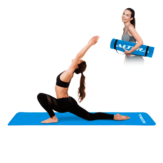 tapete para yoga y pilates altera nbr0518 grosor 1cm pilates foam 184x61 cm azul Tapete azul Altera de 184 x 61 cm y 1 cm de grosor, vista frontal con mujer en estocada sobre la superficie texturizada antideslizante; inserto muestra el tapete enrollado con correa para transporte, ideal para yoga, pilates y ejercicios de fortalecimiento o estiramiento.