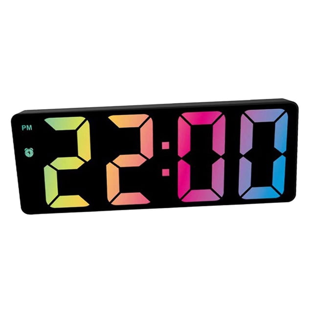 despertador electrónico sunnimix colorido pantalla led grande 16 cm x 6 cm mostrando 22:00 en vista frontal, rectángulo horizontal con dígitos LED grandes en degradado multicolor (amarillo a rosa a azul), carcasa negra de ABS, iconos de alarma y PM en la esquina izquierda; diseño minimalista para mesita de noche y escritorio, a menudo usado como reloj de viaje compacto.