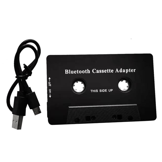 universal cassette bluetooth 5.0 audio car tape aux adaptador estéreo con micrófono para teléfono mp3 aux cable reproductor de cd Adaptador de casete negro, vista frontal centrada tipo casete con texto "Bluetooth Cassette Adapter" y "THIS SIDE UP", dos rodetes visibles, contactos en el borde inferior y cable USB-A a micro‑USB a la izquierda, carcasa ABS, compacto (10 x 6.3 x 0.7 cm) para insertar en reproductor de casete de coche; adecuado para transmitir audio por Bluetooth 5.0 y realizar llamadas manos libres con micrófono incorporado.