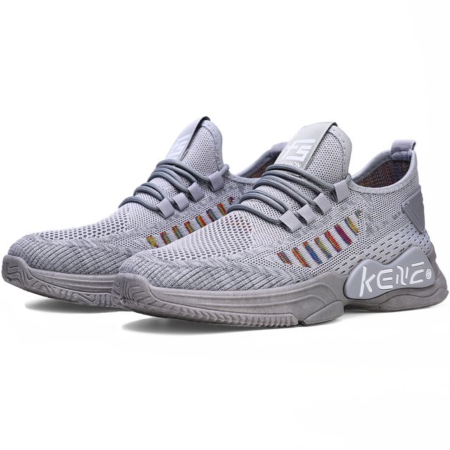 tenis hombre, zapatos hombre deportivos, zapatos de malla transpirable para hombre, zapatillas de deporte casuales de moda para entrenamiento caminar correr gimnasio, par gris Shendy Vendy, vista 3/4 frontal; malla tejida transpirable con panel lateral de hilos multicolor, cordones elásticos y lengüeta baja, suela de tracción gruesa y antideslizante con refuerzo en talón. Ideales para caminar, correr y gimnasio; también se usan para viajes y uso diario.