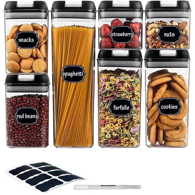 juego de 7 recipientes herméticos para alimentos, bluelander, apilables — vista frontal de siete contenedores cuadrados transparentes con tapas negras; incluye 1 recipiente grande (1.9 L) con espagueti, 2 medianos (1.2 L), 2 pequeños (0.8 L) y 2 pequeños (0.5 L) con galletas, frijoles, frutos secos, fresas y pasta; cuentan con etiquetas lavables de pizarrón y marcador blanco mostrado. Libre de BPA y aptos para lavavajillas.