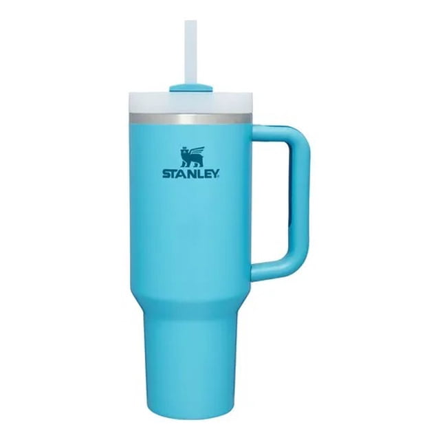 termo stanley quencher h2.0 flowstate Verde Stanley Black & Decker termo con asa y popote, vista frontal centrada; cuerpo cilíndrico de doble pared con base cónica, acabado mate liso, banda plateada en el borde superior y logo Stanley visible sobre fondo blanco; adecuado para llevar bebidas frías en coche o escritorio.