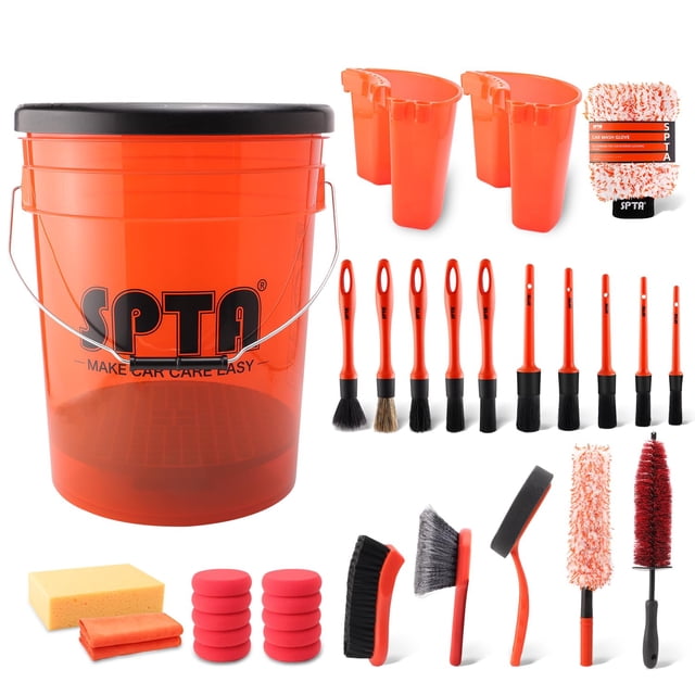 juego de cubos para lavado de autos spta de 20 litros, sin arañazos, con 33 herramientas — cubo naranja SPTA de 20 L con tapa negra y logo, con filtro de lavado y dos soportes para cubos; conjunto sobre fondo blanco muestra 10 cepillos de detalles con mangos naranjas, cepillos para llantas y de fibra ultrafina, guante de lavado, esponjas y almohadillas, y dos toallas de 15.7 in x 15.7 in; vista frontal organizada, también adecuado para limpiar motocicletas y equipos deportivos.
