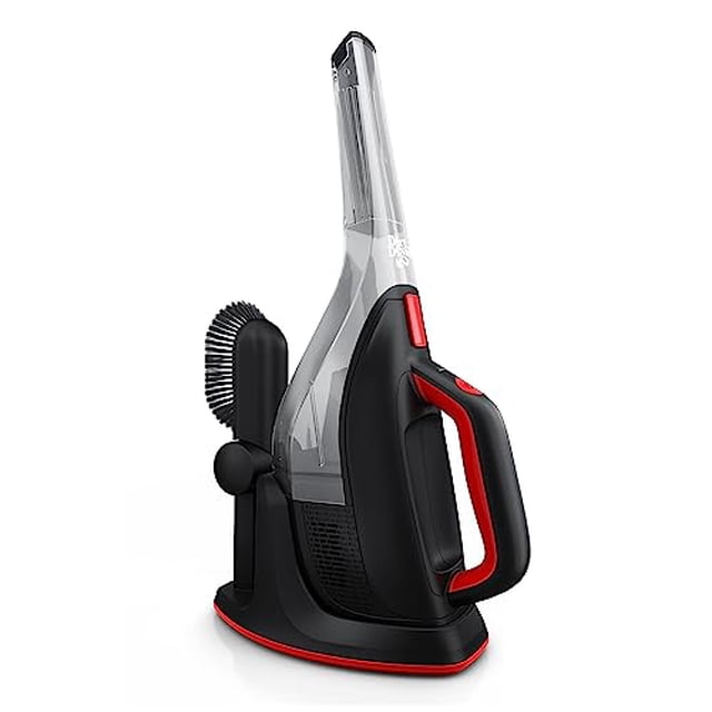 aspiradora de mano inalámbrica dirt devil bd40200v de 12 v para toda la casa, con kit de herramientas multisuperficie, potente succión y peso ligero, color negro — Vista 3/4 frontal de la aspiradora de mano negra con acentos rojos; boquilla alargada transparente y depósito visible, mango ergonómico con botón rojo, base de carga con soporte y almacenamiento para cepillo y accesorios, diseñada para rincones, persianas y tapicería; también adecuada para limpieza de interiores de autos.