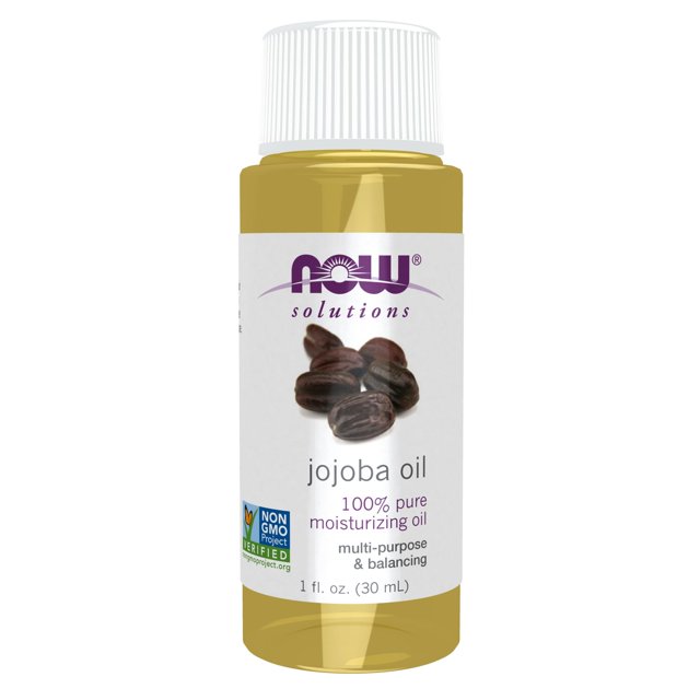 aceite de jojoba now solutions, hidratante 100% puro, 30 ml botella frontal translúcida con líquido dorado y tapa blanca; etiqueta blanca con logo NOW en púrpura, ilustración de semillas de jojoba y texto en inglés 'jojoba oil' y '100% pure moisturizing oil'; multiusos para rostro, cabello y cuerpo, a menudo usado como hidratante ligero para masaje corporal.