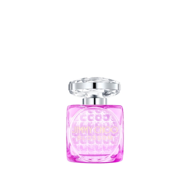 perfume jimmy choo blossom eau de parfum para mujer, 60 ml Edición especial; frasco frontal cuadrado de vidrio rosado translúcido con relieve circular interno, texto dorado 'JIMMY CHOO BLOSSOM', tapa facetada plateada sobre fondo blanco. A menudo usado como fragancia de regalo por su presentación compacta.