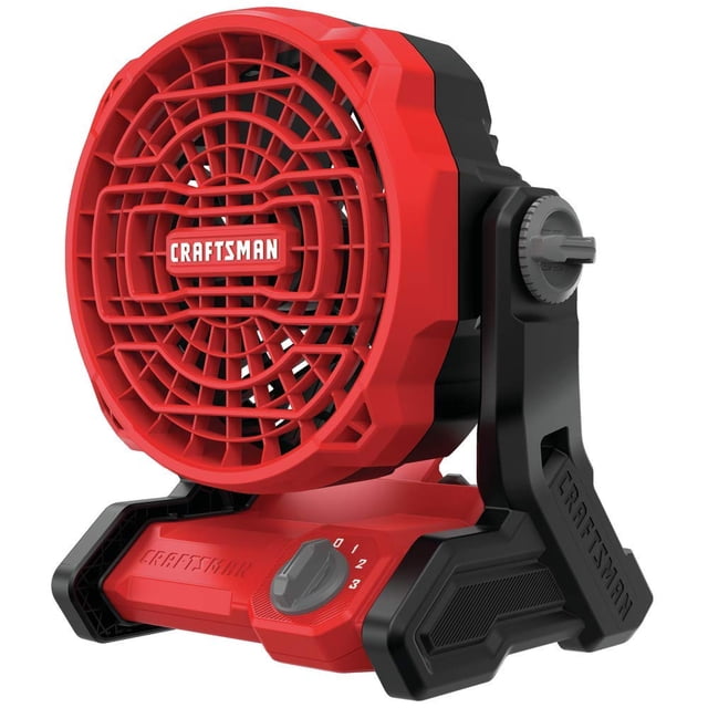 ventilador inalámbrico craftsman 20v max* cmce001b con 3 velocidades rojo, vista frontal en 3/4; ventilador portátil rojo y negro con rejilla circular y logo CRAFTSMAN, cabezal giratorio en soporte lateral con perilla, base con dial numerado de 3 velocidades y ranuras de ventilación, carcasa plástica texturizada, fondo neutro; adecuado como ventilador portátil para taller o uso doméstico.